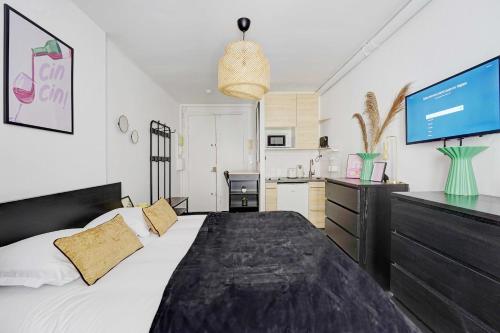 Guestroom, Charming studio - 2P - Batignolles in Montmartre Guestroom, Charming studio - 2P - Batignolles in Montmartre