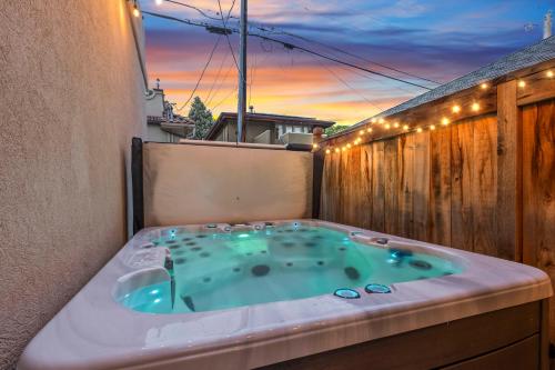 Heart Of Cherry Creek Group Retreat Hot Tub in 櫻桃灣 Heart Of Cherry Creek Group Retreat Hot Tub in 櫻桃灣