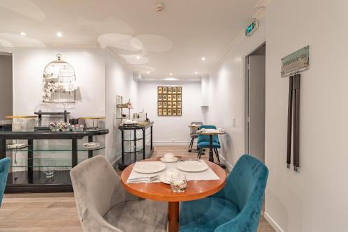 Riviera Hotel near Basilique du Sacre-Coeur de Montmartre Riviera Hotel near Basilique du Sacre-Coeur de Montmartre