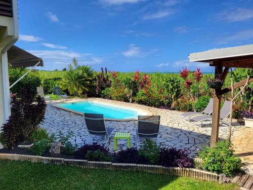 Vườn, FLEUR DE CANNE 3 chambres, piscine, 200m de la mer des caraïbes (FLEUR DE CANNE 3 chambres, piscine, 200m de la mer des caraibes) in Plessis-Nogent Vườn, FLEUR DE CANNE 3 chambres, piscine, 200m de la mer des caraïbes (FLEUR DE CANNE 3 chambres, piscine, 200m de la mer des caraibes) in Plessis-Nogent