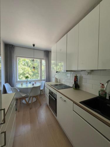 Kitchen, Scandinavian apartment with fireplace in Herttoniemenranta Kitchen, Scandinavian apartment with fireplace in Herttoniemenranta