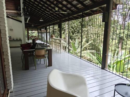 Balcony/terrace, LilyJo's Modern Treehouse Serendah in Rawang Balcony/terrace, LilyJo's Modern Treehouse Serendah in Rawang
