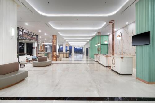 Vestíbul, Luwansa Hotel and Convention Center Manado in Manado Vestíbul, Luwansa Hotel and Convention Center Manado in Manado