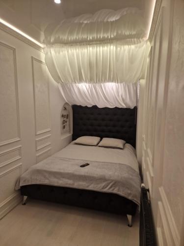 The Oasis - Retro Modern Vogue