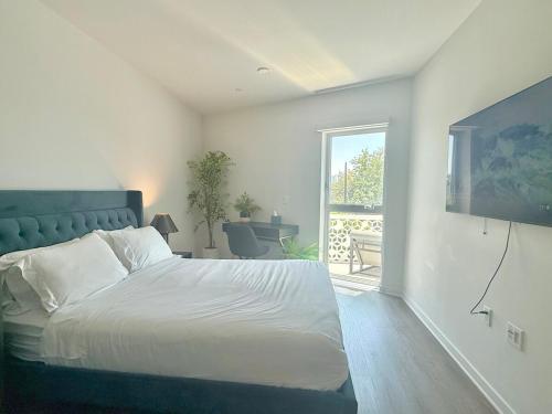 Silver Lake Stylish Penthouse One Bdrm with Parking included