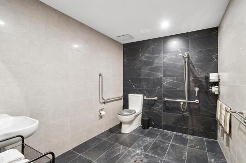 Bathroom, BURS18 - Luxury Accessible Apartment in Burswood Bathroom, BURS18 - Luxury Accessible Apartment in Burswood