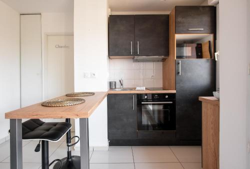 Kitchen, T2 balcon avec parking securise et gratuit in Mirail-Universite Kitchen, T2 balcon avec parking securise et gratuit in Mirail-Universite