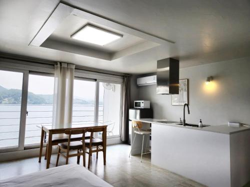 Kitchen, Interlaken Stay in Cheongpyeong-myeon Kitchen, Interlaken Stay in Cheongpyeong-myeon