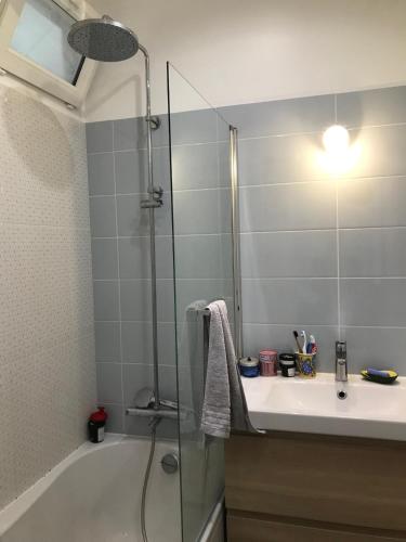 Bathroom, Charming and rustic appartement near Montmartre in Pigalle Bathroom, Charming and rustic appartement near Montmartre in Pigalle