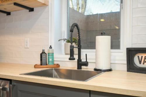 Bright & Modern Basement Apartment Dt N'hood in Esther Short Bright & Modern Basement Apartment Dt N'hood in Esther Short