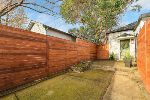 Bright & Modern Basement Apartment Dt N'hood in Esther Short Bright & Modern Basement Apartment Dt N'hood in Esther Short