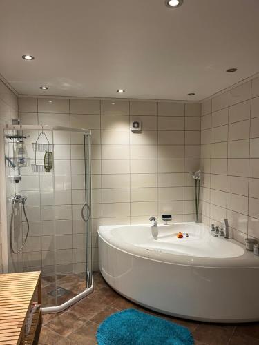 جاكوزي, Sentral og romslig bolig in ستورد جاكوزي, Sentral og romslig bolig in ستورد