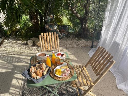 Chambre élégante avec terrasse (Chambre elegante avec terrasse) in Souvigny Chambre élégante avec terrasse (Chambre elegante avec terrasse) in Souvigny
