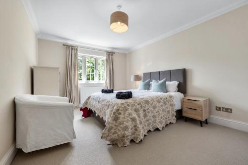 Cama, Ascot Spacious 4 Bedroom Home with Driveway in Ascot Cama, Ascot Spacious 4 Bedroom Home with Driveway in Ascot