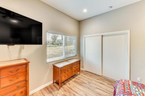 Peaceful Riverside Home with Patio, 7 Mi to Downtown