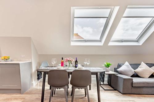 SOBO Loft Sleek Southbourne 2-Bedroom Apartment Close to SOBO Beach in East Southbourne and Tuckton SOBO Loft Sleek Southbourne 2-Bedroom Apartment Close to SOBO Beach in East Southbourne and Tuckton