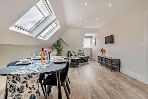 SOBO Loft Sleek Southbourne 2-Bedroom Apartment Close to SOBO Beach in East Southbourne and Tuckton SOBO Loft Sleek Southbourne 2-Bedroom Apartment Close to SOBO Beach in East Southbourne and Tuckton