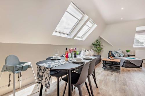 SOBO Loft Sleek Southbourne 2-Bedroom Apartment Close to SOBO Beach in East Southbourne and Tuckton SOBO Loft Sleek Southbourne 2-Bedroom Apartment Close to SOBO Beach in East Southbourne and Tuckton