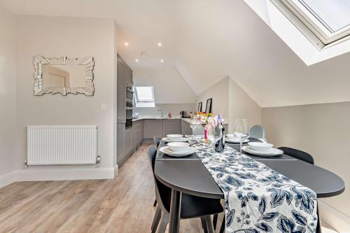 SOBO Loft Sleek Southbourne 2-Bedroom Apartment Close to SOBO Beach in East Southbourne and Tuckton SOBO Loft Sleek Southbourne 2-Bedroom Apartment Close to SOBO Beach in East Southbourne and Tuckton