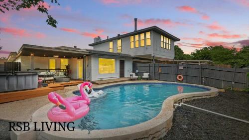 Spacious 5BR Getaway with Pool in Данканвилл Spacious 5BR Getaway with Pool in Данканвилл