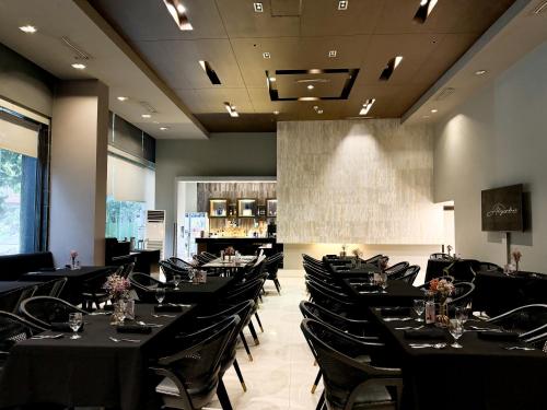 Restaurant, The B Hotel in Alabang Restaurant, The B Hotel in Alabang
