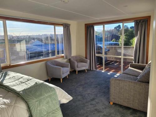 Sunny 3 bedroom house, huge deck and new bathroom in West Dunedin Sunny 3 bedroom house, huge deck and new bathroom in West Dunedin