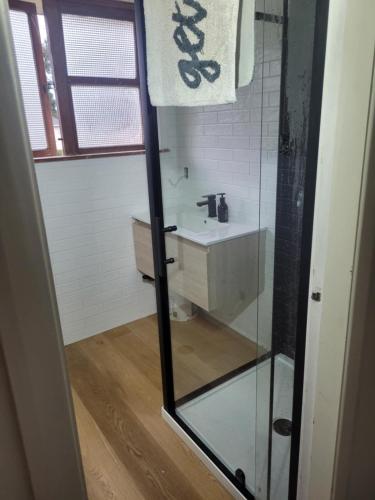 Sunny 3 bedroom house, huge deck and new bathroom in West Dunedin Sunny 3 bedroom house, huge deck and new bathroom in West Dunedin