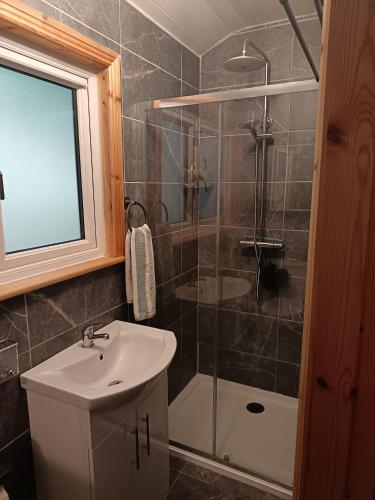 Zuhanyzó, Stream-side cabin and sauna in Fermoy Zuhanyzó, Stream-side cabin and sauna in Fermoy