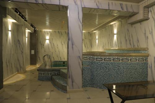 泳池, Shedevr Plaza Navoiy in 納沃伊 泳池, Shedevr Plaza Navoiy in 納沃伊