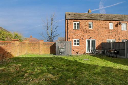 Contractor Friendly House with 9 beds in Manor Castle Contractor Friendly House with 9 beds in Manor Castle
