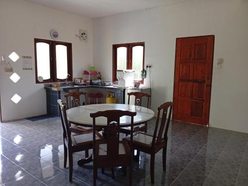 Homestay Idaman di Kuala Terengganu dengan 2 Bilik Aircond - Harga utk 1 rumah in Wyspy Perhentian Homestay Idaman di Kuala Terengganu dengan 2 Bilik Aircond - Harga utk 1 rumah in Wyspy Perhentian