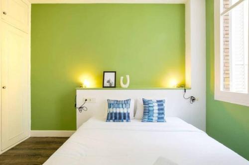 Colorful With Cozy Terrace In Gracia