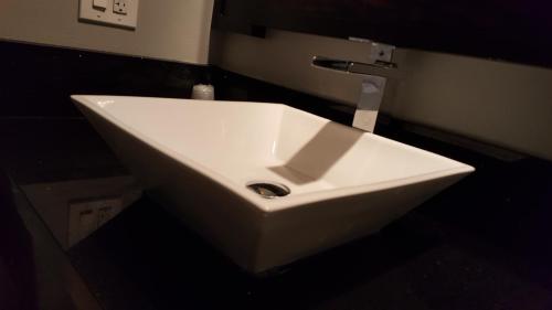 在meiguo.com看到的Fortuna Redwood Inn的介绍图片