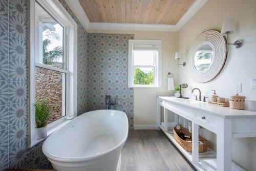 Cricket Beach House-Luxurious Beachfront House home in North Palmetto Point Cricket Beach House-Luxurious Beachfront House home in North Palmetto Point