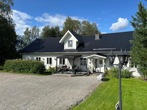 Högsnäsgården (Hogsnasgarden) in Ornskoldsvick Högsnäsgården (Hogsnasgarden) in Ornskoldsvick