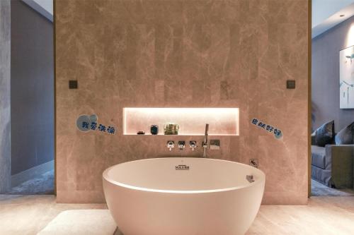 Bathroom, Hilton Shanghai Songjiang Guangfulin in SongJiang and University Town Bathroom, Hilton Shanghai Songjiang Guangfulin in SongJiang and University Town