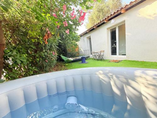 Hot tub, Maison campagne Calme au soleil proche de la mer in Les Caillols Hot tub, Maison campagne Calme au soleil proche de la mer in Les Caillols