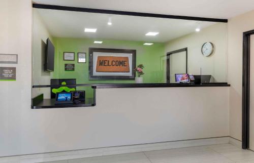 Лобби, Extended Stay America Suites - Arlington - Six Flags in Арлингтон Лобби, Extended Stay America Suites - Arlington - Six Flags in Арлингтон