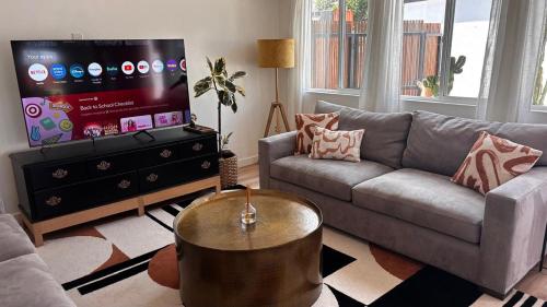 Shared lounge/TV area, San Diego Oasis Fire Pit, Putting Green, Near Everything in Birdland Shared lounge/TV area, San Diego Oasis Fire Pit, Putting Green, Near Everything in Birdland