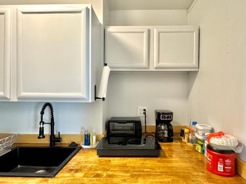 Full-setup Studio Rainfall Shower & Washer #37a near Will Rogers Park Full-setup Studio Rainfall Shower & Washer #37a near Will Rogers Park