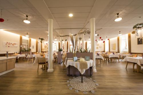 ห้องอาหาร, Hôtellerie du Couvent Oberbronn (Hotellerie du Couvent Oberbronn) in นีเดอร์บรอนน์-เล-แบ็ง ห้องอาหาร, Hôtellerie du Couvent Oberbronn (Hotellerie du Couvent Oberbronn) in นีเดอร์บรอนน์-เล-แบ็ง