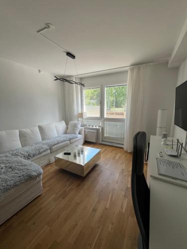 Bright & Stylish Apartment with Huge Terrace - Close to Nature in Hallonbergen Bright & Stylish Apartment with Huge Terrace - Close to Nature in Hallonbergen