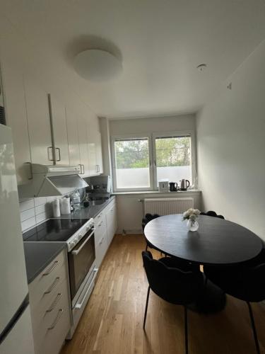 Bright & Stylish Apartment with Huge Terrace - Close to Nature in Hallonbergen Bright & Stylish Apartment with Huge Terrace - Close to Nature in Hallonbergen