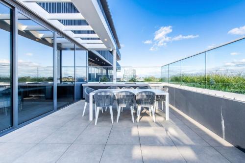 Elevated Escape - 2BR w Gym & Rooftop Spa in Ivanhoe Elevated Escape - 2BR w Gym & Rooftop Spa in Ivanhoe