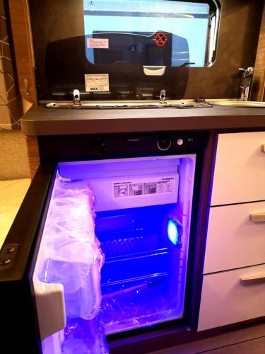 keuken, Cozy Caravan in Camping Erlengrund, Bad Hofgastein in Gamskarkogel keuken, Cozy Caravan in Camping Erlengrund, Bad Hofgastein in Gamskarkogel