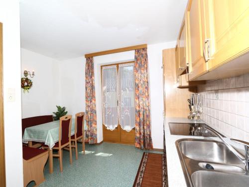 Fürdőszoba, Chalet in Mayrhofen near Penken Ski Lift in Brandberg Fürdőszoba, Chalet in Mayrhofen near Penken Ski Lift in Brandberg