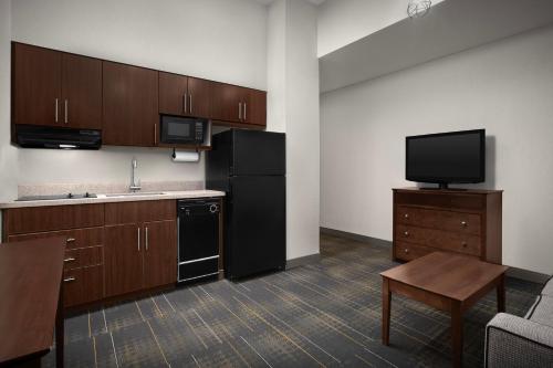 Közös társalgó / TV, The Suites Hotel at Waterfront Plaza near Duluth nemzetközi repülőtér Közös társalgó / TV, The Suites Hotel at Waterfront Plaza near Duluth nemzetközi repülőtér