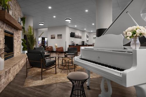 Előcsarnok, The Suites Hotel at Waterfront Plaza near Duluth nemzetközi repülőtér Előcsarnok, The Suites Hotel at Waterfront Plaza near Duluth nemzetközi repülőtér