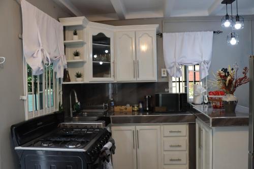 bucătărie, Nyla's Charmed Oasis in Portmore bucătărie, Nyla's Charmed Oasis in Portmore