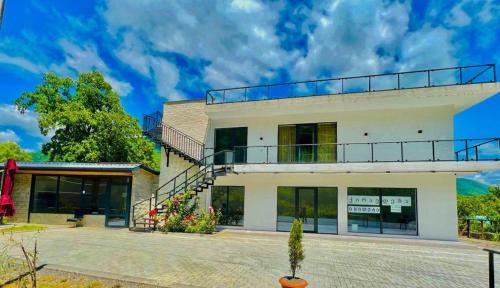 Berg Ananuri in Ananuri Berg Ananuri in Ananuri